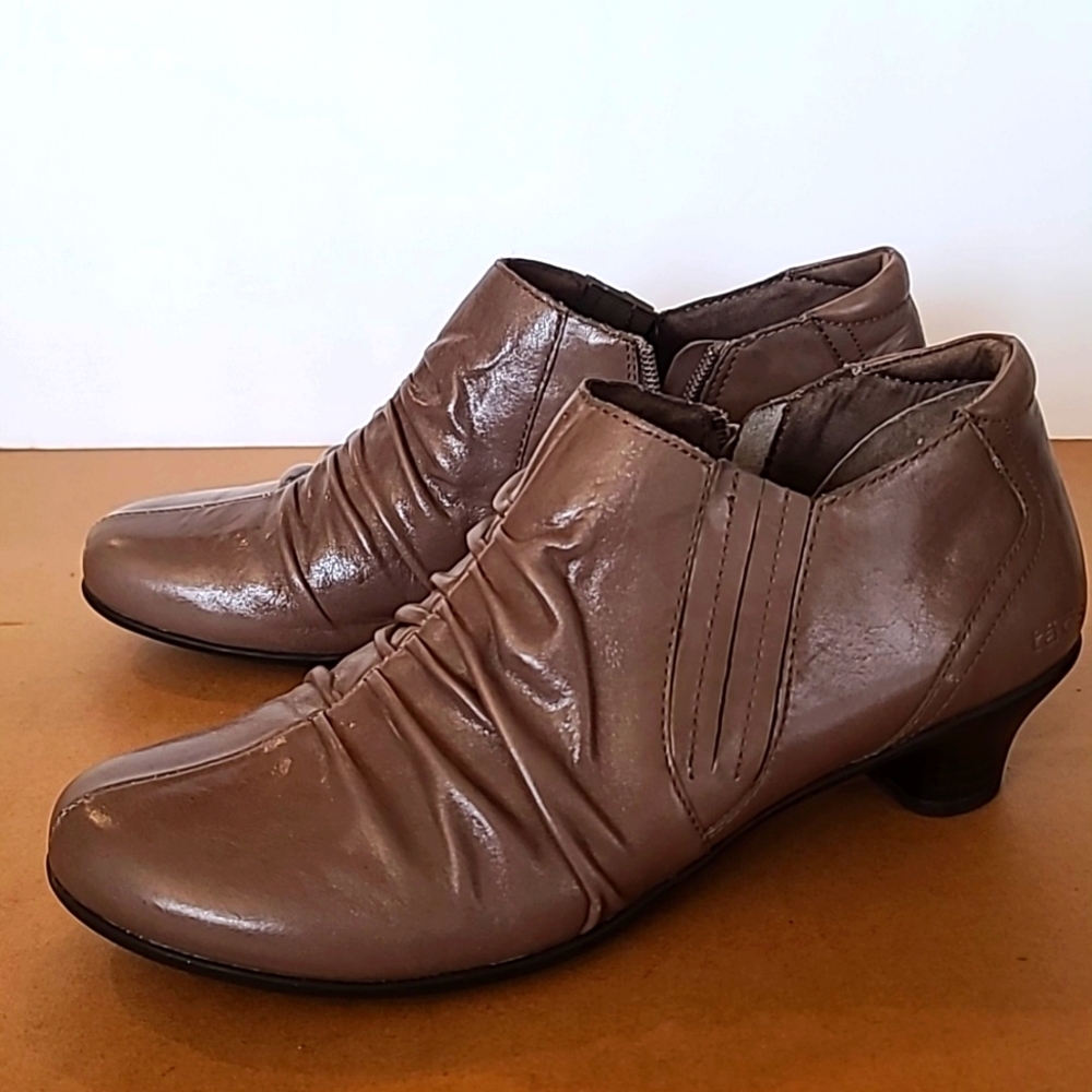 Taos Highness leather ankle bootie, size 9